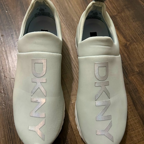 🔥DKNY 🔥Creamy White Slip-On Sneakers with Chunky Sole Womens 9.5 - Picture 3 of 6